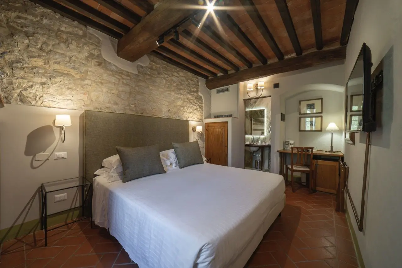 L'Ultimo Mulino Wellness Country Hotel in Radda in Chianti – Stilvolles Doppelzimmer mit Steinwand | Wellnesshotel Chianti