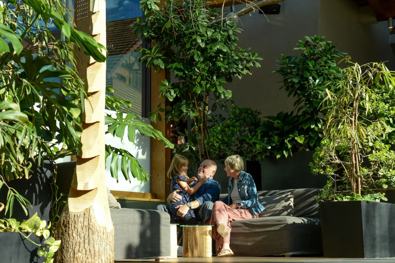 Ulrichshof Baby & Kinder Bio-Resort in Rimbach – Familie entspannt im grünen Loungebereich | Wellnesshotel Bayerischer Wald