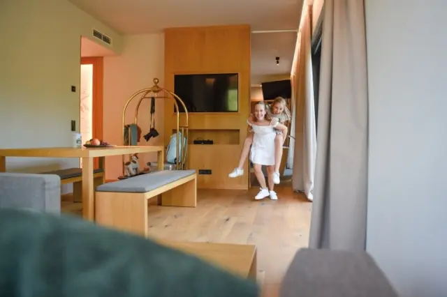 Ulrichshof Baby & Kinder Bio-Resort in Rimbach – Kinder spielen ausgelassen im geräumigen Familienzimmer | Wellnesshotel Bayerischer Wald