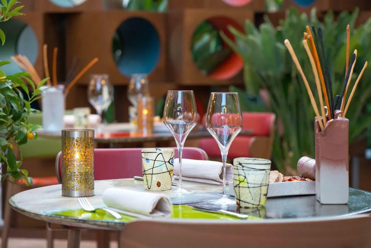 Color Hotel Style & Design in Bardolino – Stilvoll gedeckter Tisch im Hotelrestaurant | Wellnesshotel Gardasee
