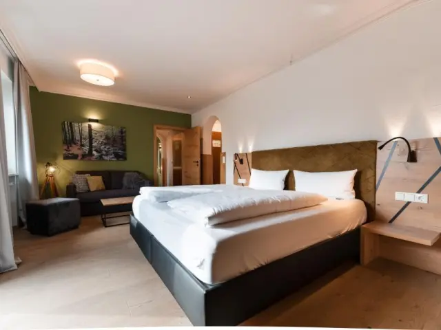 Posthotel in Rattenberg – Helles Doppelzimmer mit Sitzbereich | Wellnesshotel Tirol