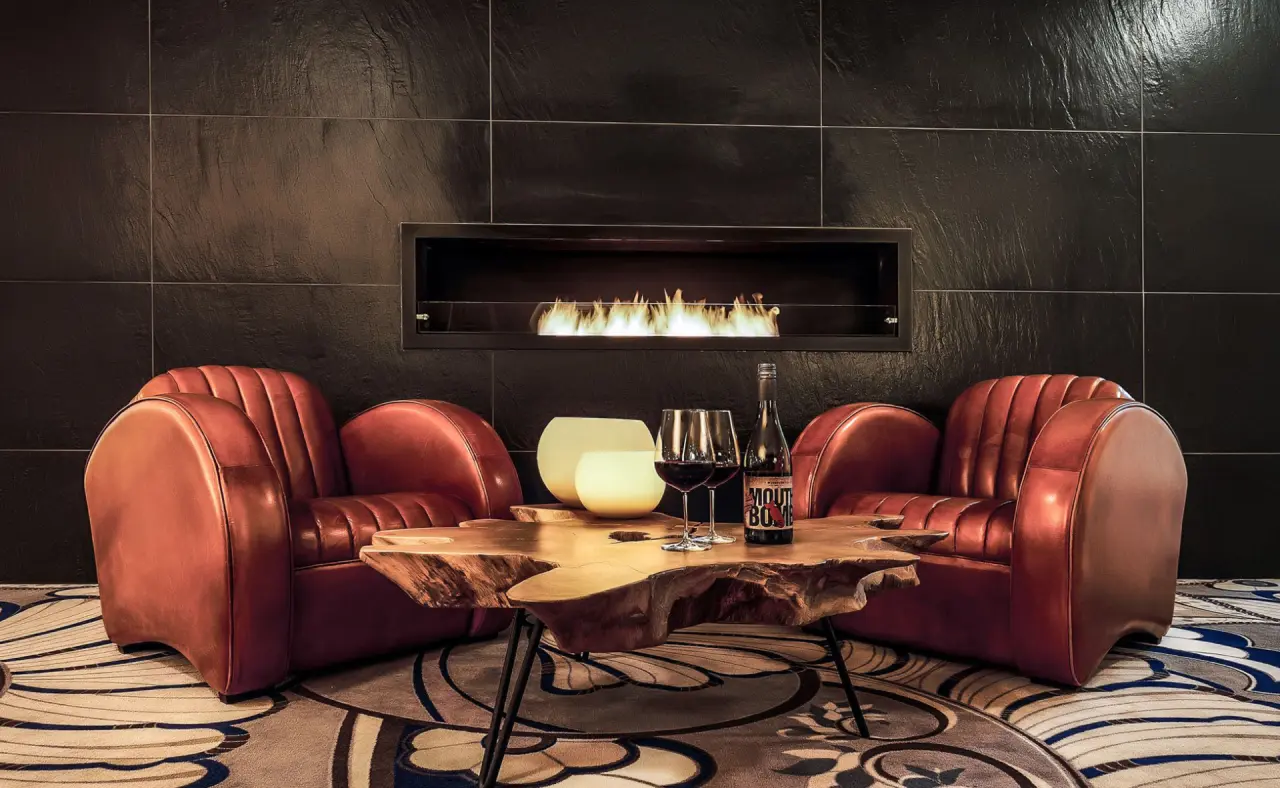 Das Aunhamer in Bad Griesbach – Gemütliche Lounge mit Kamin und Sitzgelegenheiten | Wellnesshotel Niederbayern