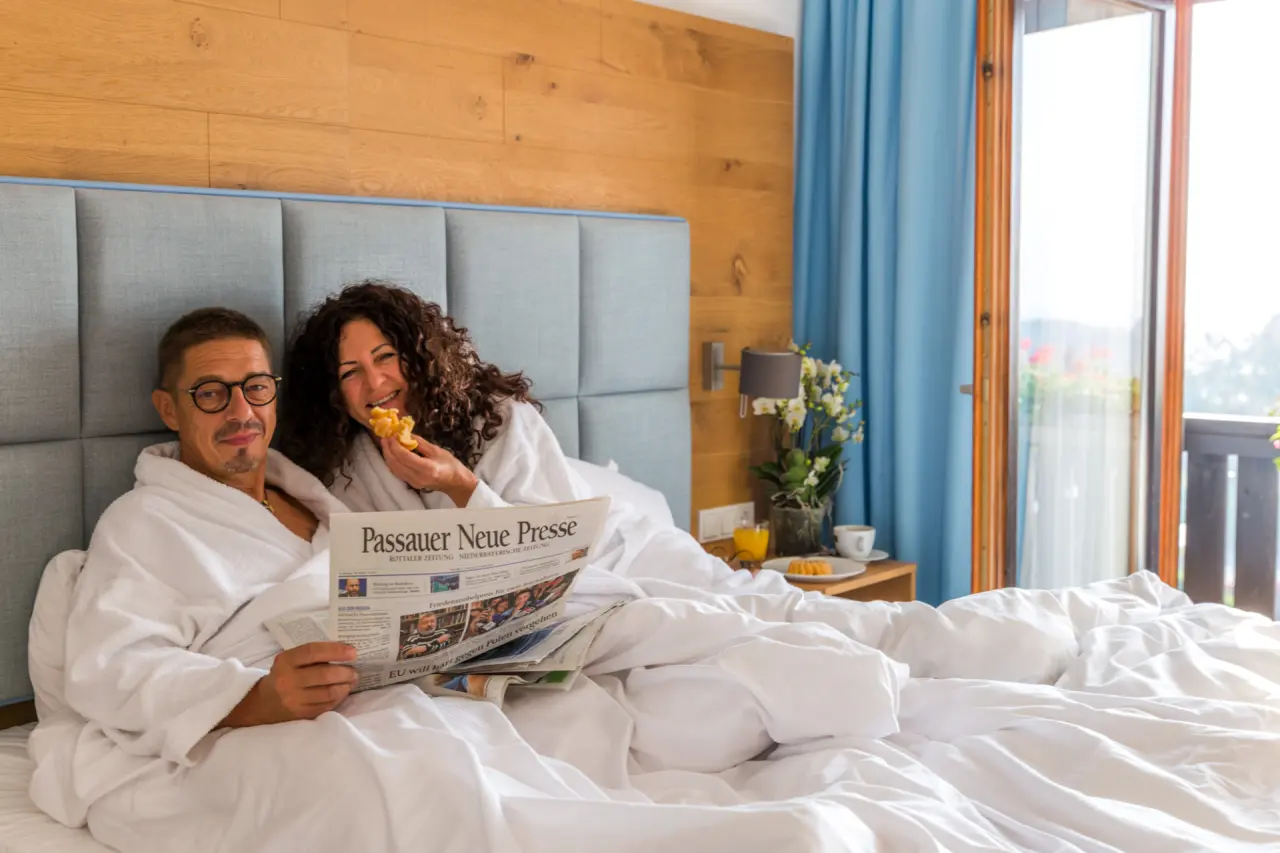 Das Aunhamer in Bad Griesbach – Entspanntes Paar im Bademantel im Hotelzimmer | Wellnesshotel Niederbayern