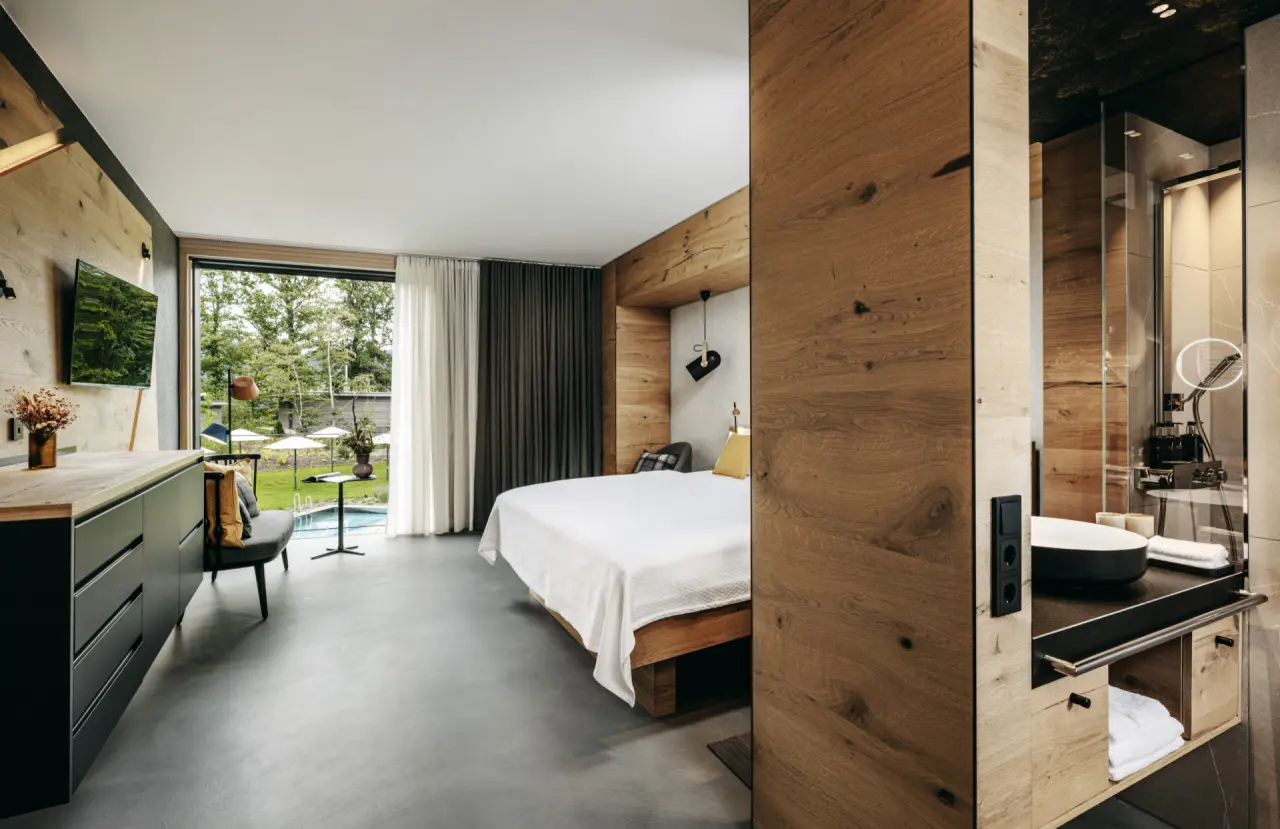 Luisenhöhe in Horben – Modernes Hotelzimmer mit Zugang zu privatem Garten und Pool | Wellnesshotel Schwarzwald