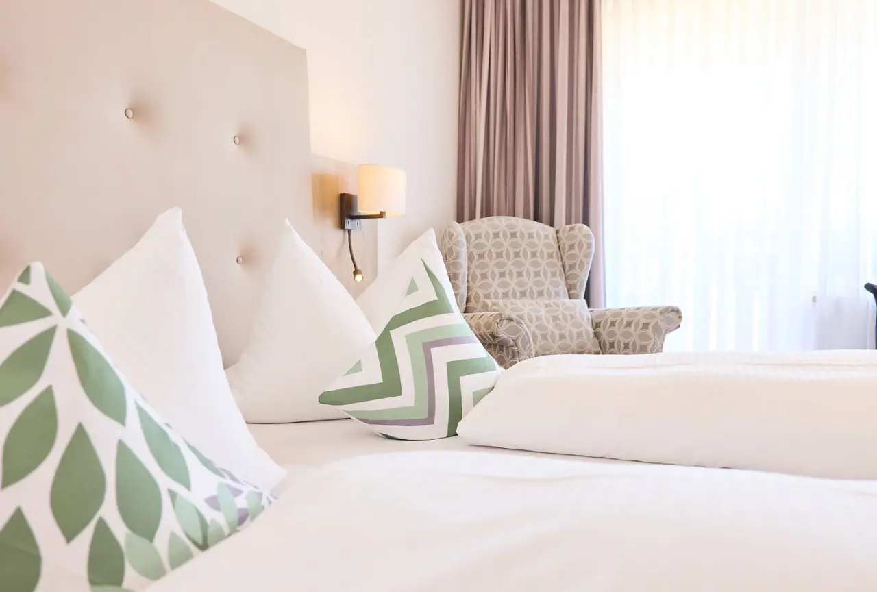 Hotel Zum Löwen in Staffelstein – Helles und komfortables Doppelzimmer mit Sessel | Wellnesshotel Oberfranken