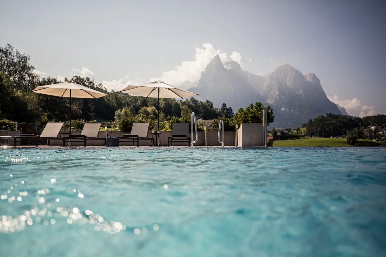 Hotel Alpenflora in Kastelruth – Infinity-Außenpool mit beeindruckendem Dolomitenpanorama | Wellnesshotel Südtirol