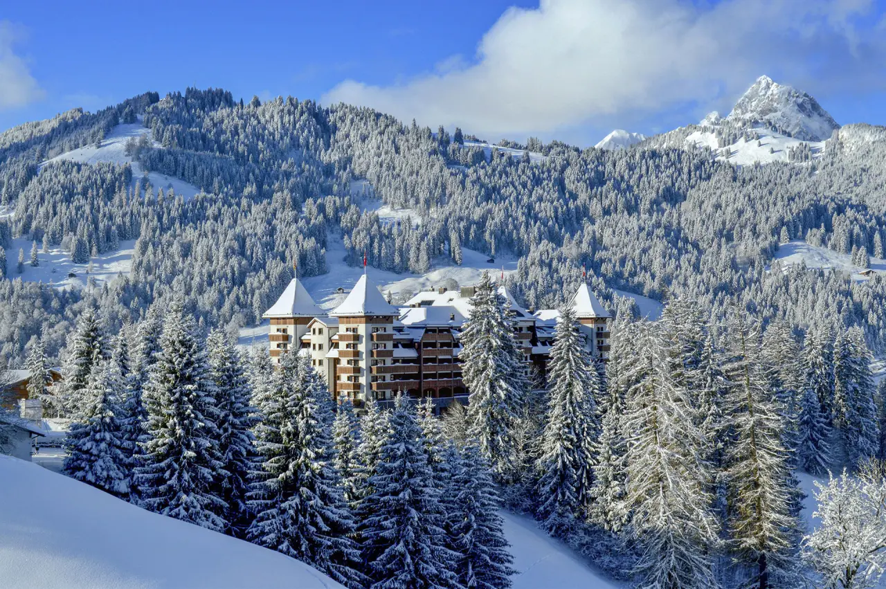 The Alpina Gstaad in Gstaad – Winterliche Berglandschaft mit verschneiten Gipfeln und Wolken | Wellnesshotel Berner Oberland