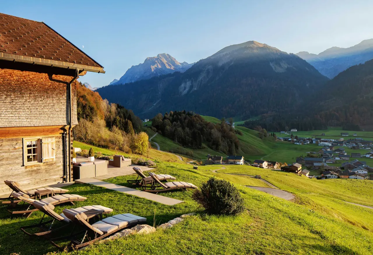 Hotel Am Holand in Au im Bregenzerwald – Sonnenterrasse mit Liegen und Bergblick | Wellnesshotel Bregenzerwald