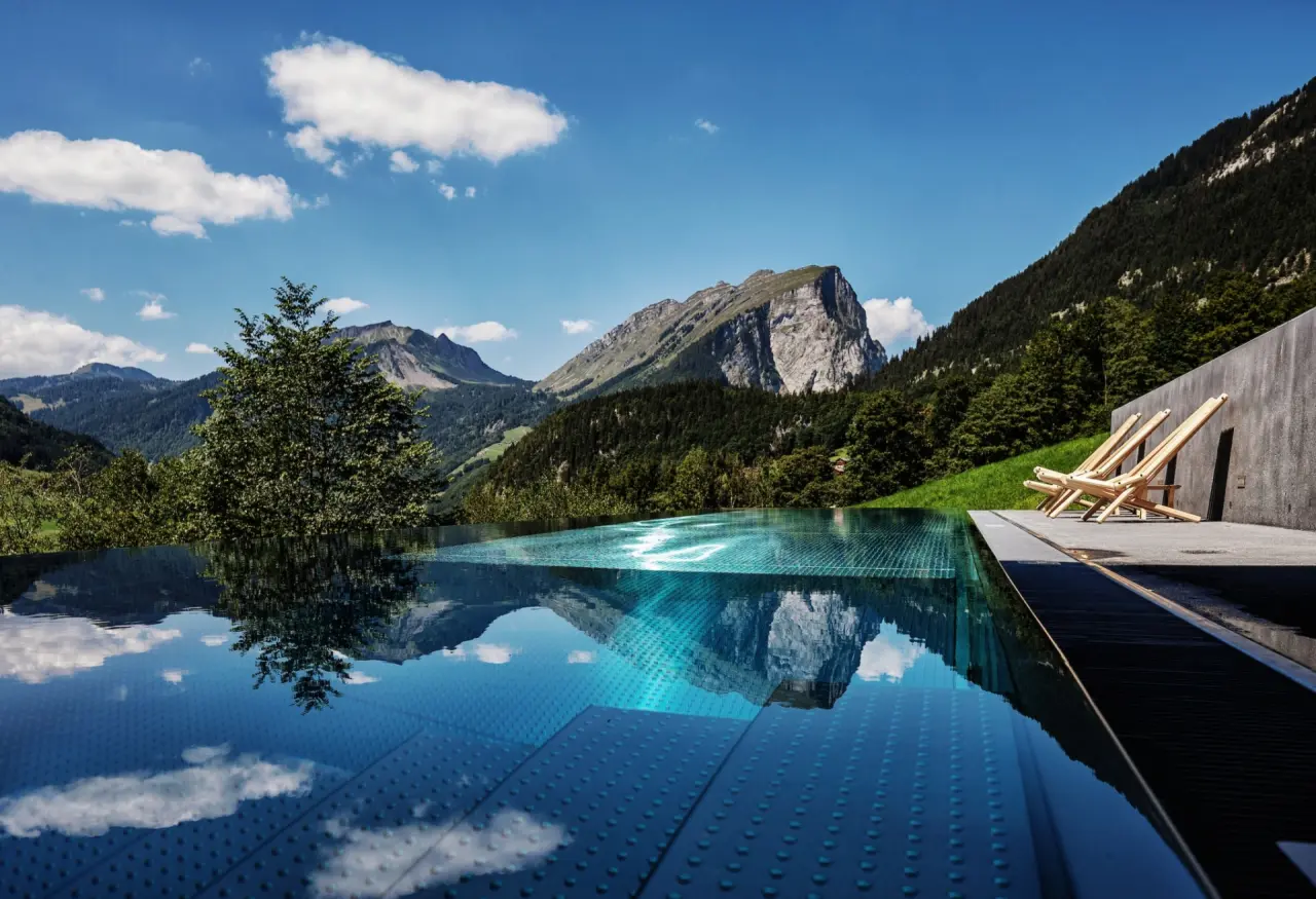 Hotel Am Holand in Au im Bregenzerwald – Infinity-Außenpool mit Bergblick im Sommer | Wellnesshotel Bregenzerwald