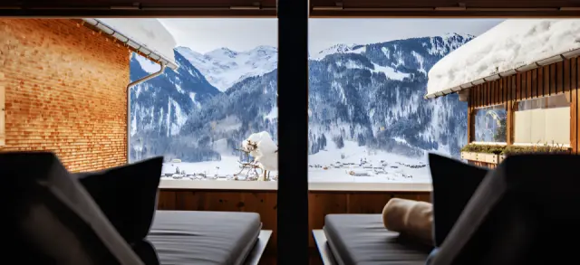 Hotel Am Holand in Au im Bregenzerwald – Entspannungsbereich mit Panoramablick auf die Berge | Wellnesshotel Bregenzerwald