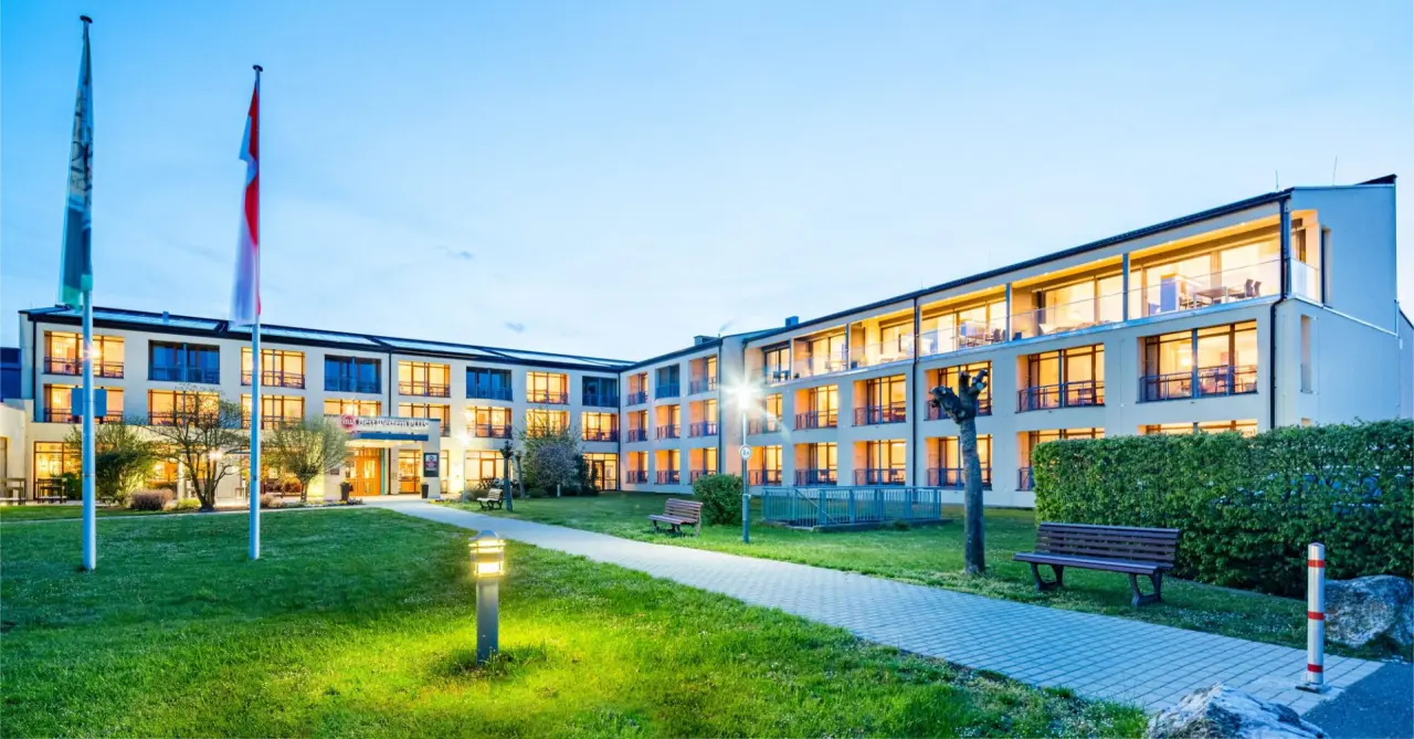 Best Western Plus Kurhotel an der Obermaintherme in Bad Staffelstein – Hotelaußenansicht bei Dämmerung | Wellnesshotel Oberfranken
