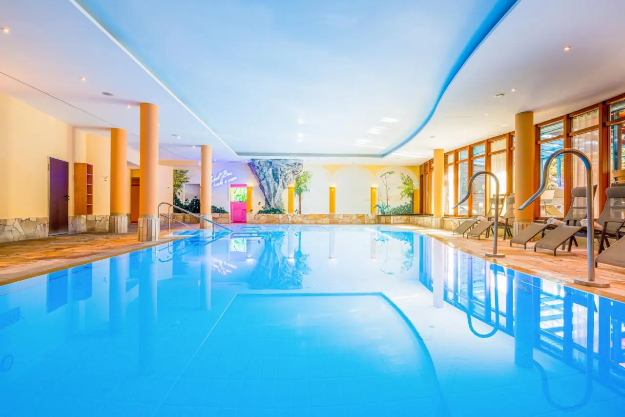 Best Western Plus Kurhotel an der Obermaintherme in Bad Staffelstein – Heller Innenpool mit Liegebereich | Wellnesshotel Oberfranken