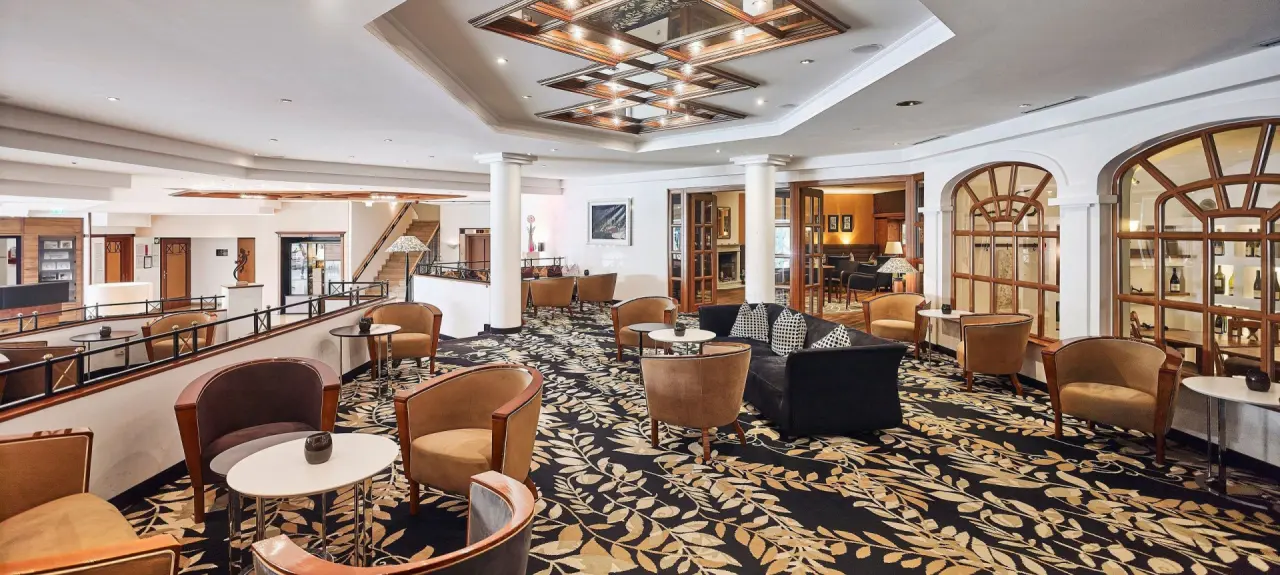 Steigenberger Hotel and Spa Krems in Krems – Elegante Hotellobby mit stilvollen Sitzbereichen | Wellnesshotel Wachau