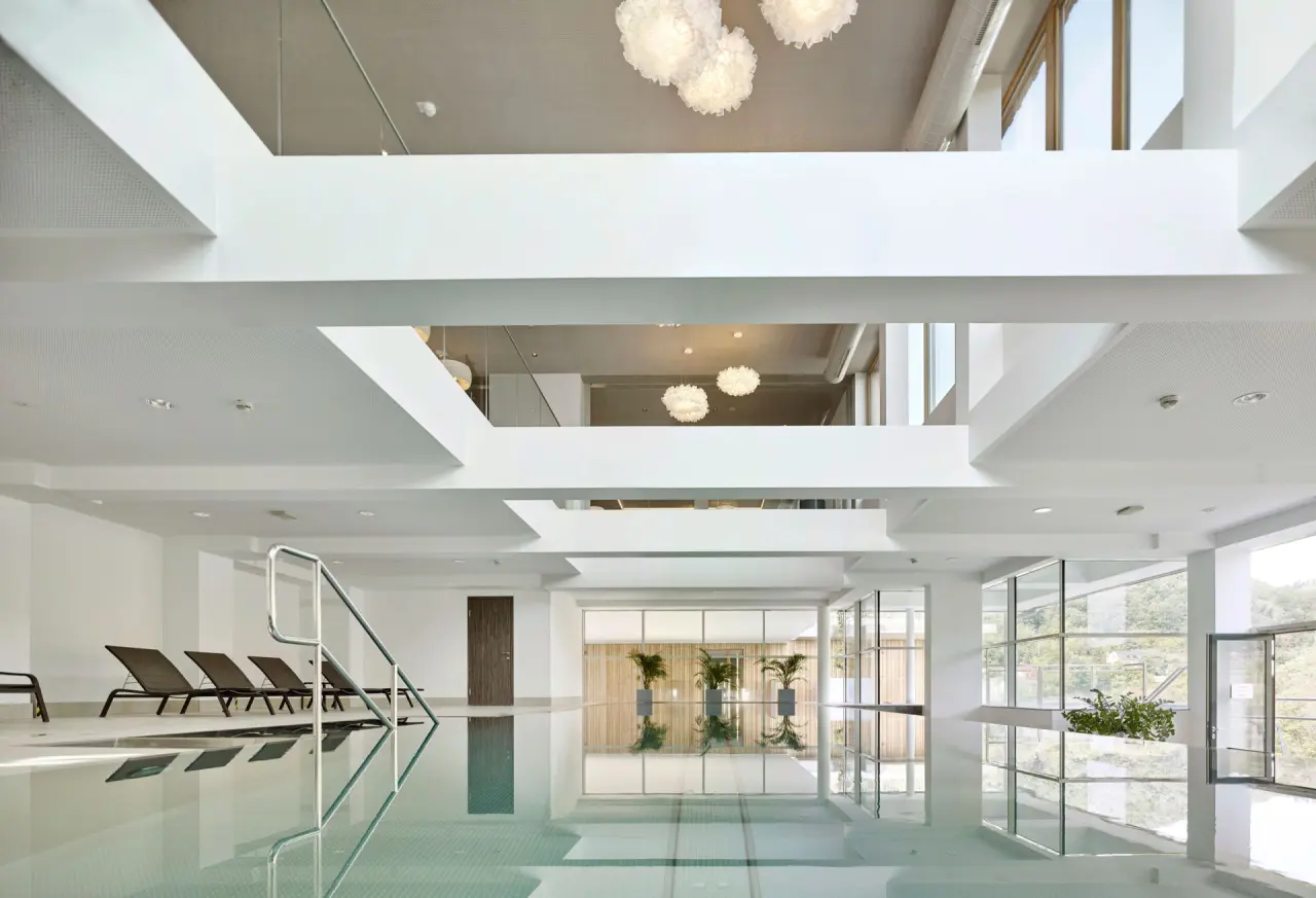Steigenberger Hotel and Spa Krems in Krems – Moderner Innenpool mit Tageslicht | Wellnesshotel Wachau