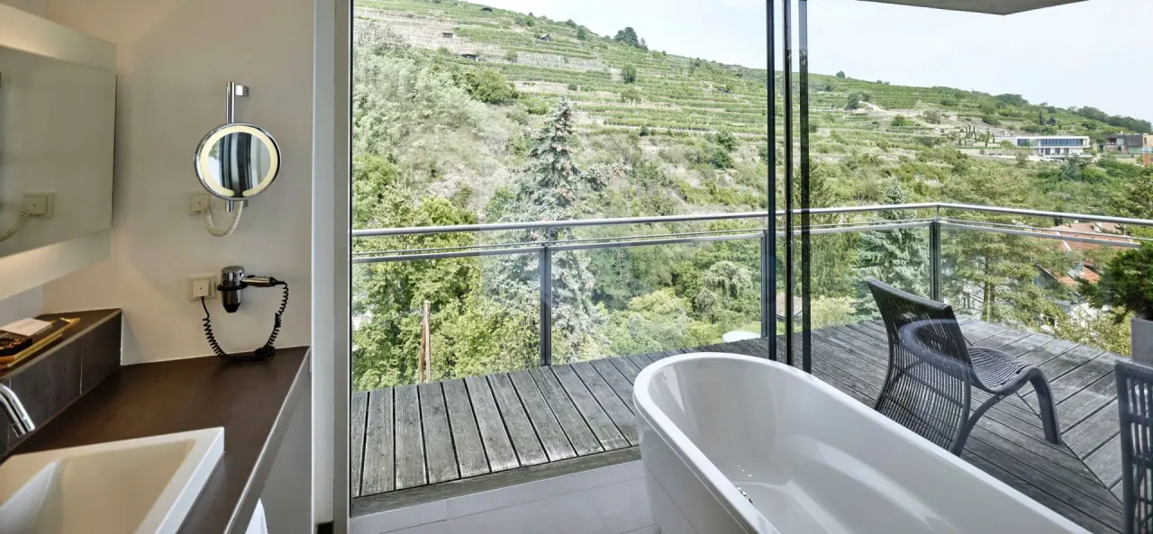 Steigenberger Hotel and Spa Krems in Krems – Badewanne auf dem Balkon mit Weinblick | Wellnesshotel Wachau