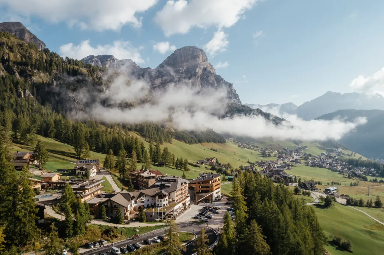 Kolfuschgerhof Mountain Resort in Corvara in Badia – Panoramablick auf Hotel und Dolomiten | Wellnesshotel Dolomiten