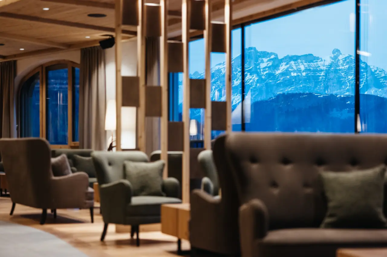 Kolfuschgerhof Mountain Resort in Corvara in Badia – Gemütliche Hotellounge mit Bergblick | Wellnesshotel Dolomiten