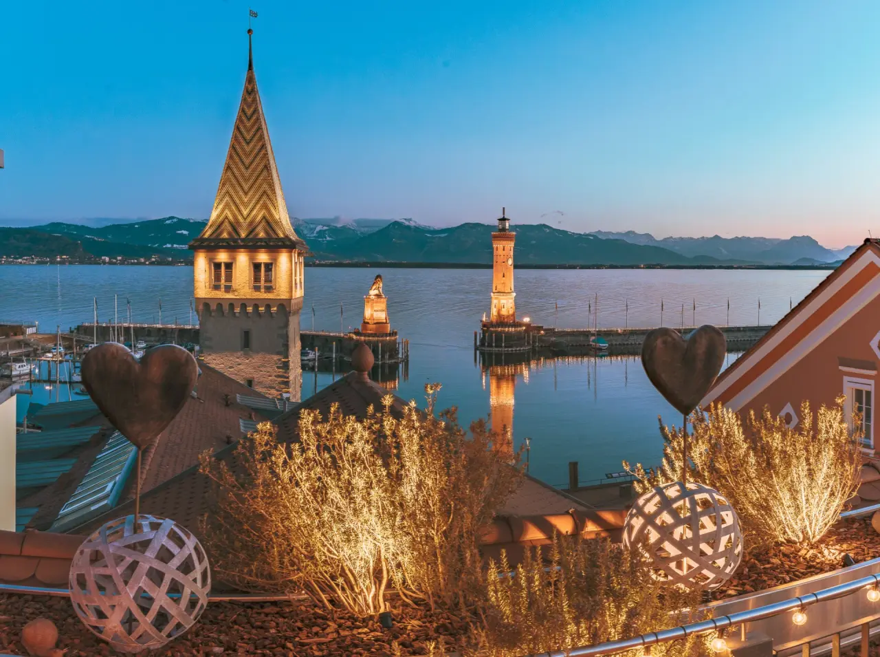 Hotel Helvetia in Lindau – Romantischer Blick auf den Lindauer Hafen bei Nacht | Wellnesshotel Bodensee