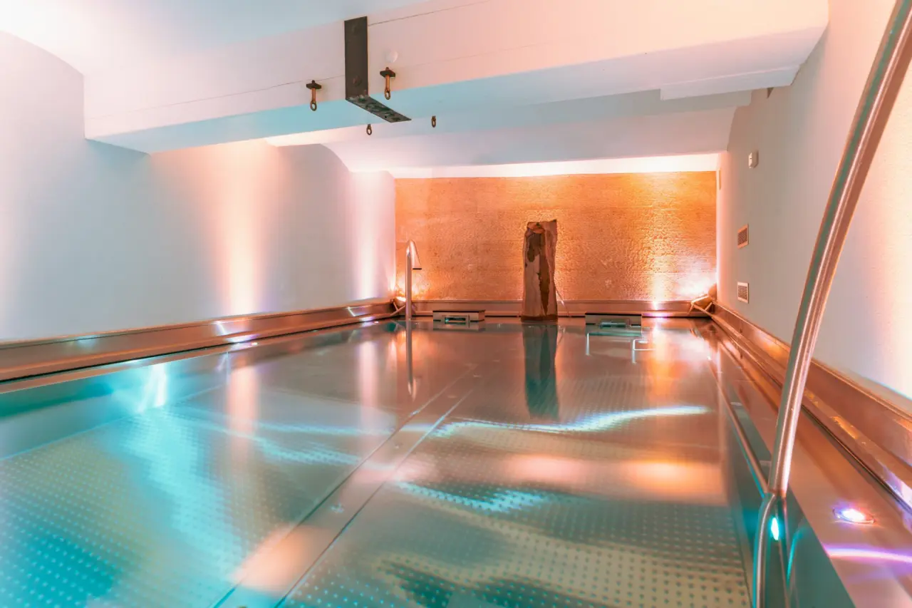 Hotel Helvetia in Lindau – Modernes Hallenbad mit stilvoller Beleuchtung | Wellnesshotel Bodensee