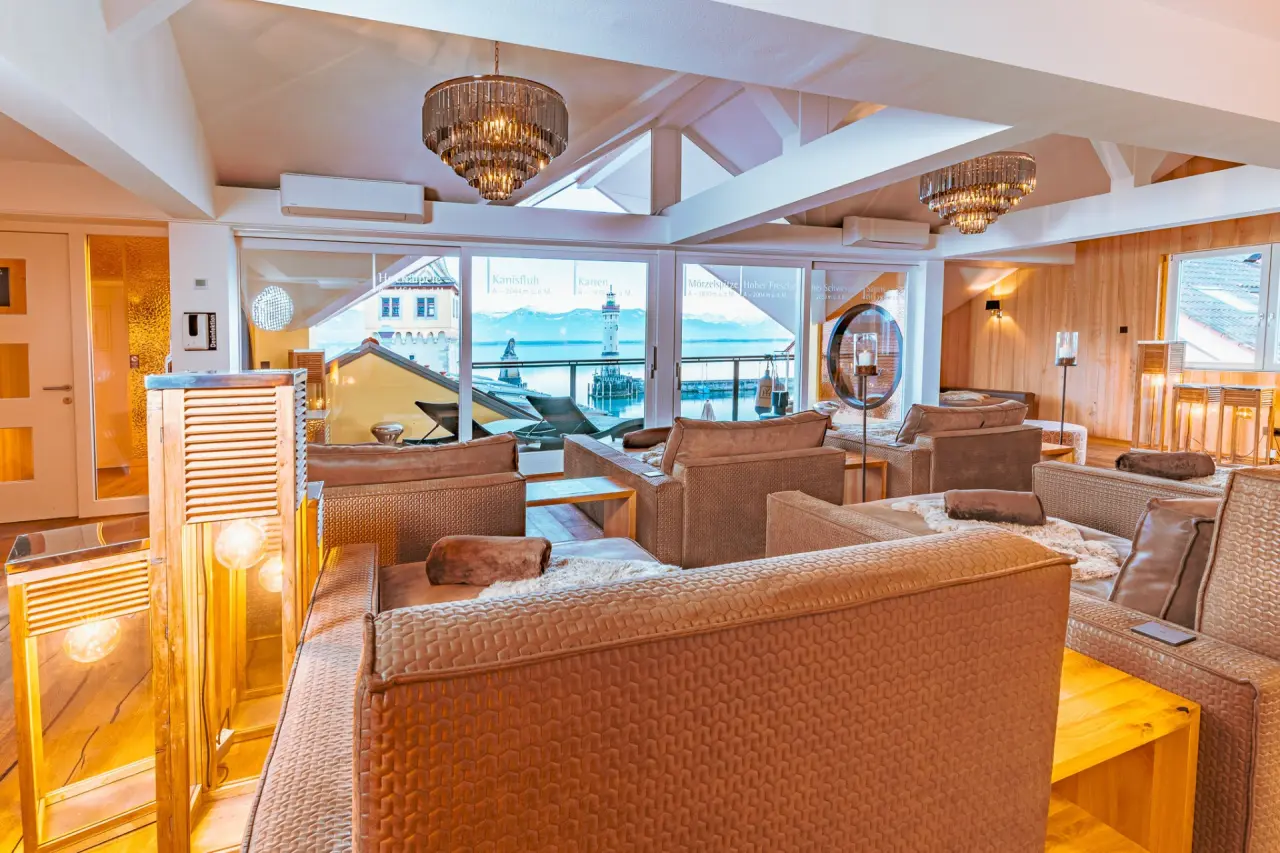 Hotel Helvetia in Lindau – Gemütlicher Ruheraum mit Seeblick und bequemen Lounge-Möbeln | Wellnesshotel Bodensee