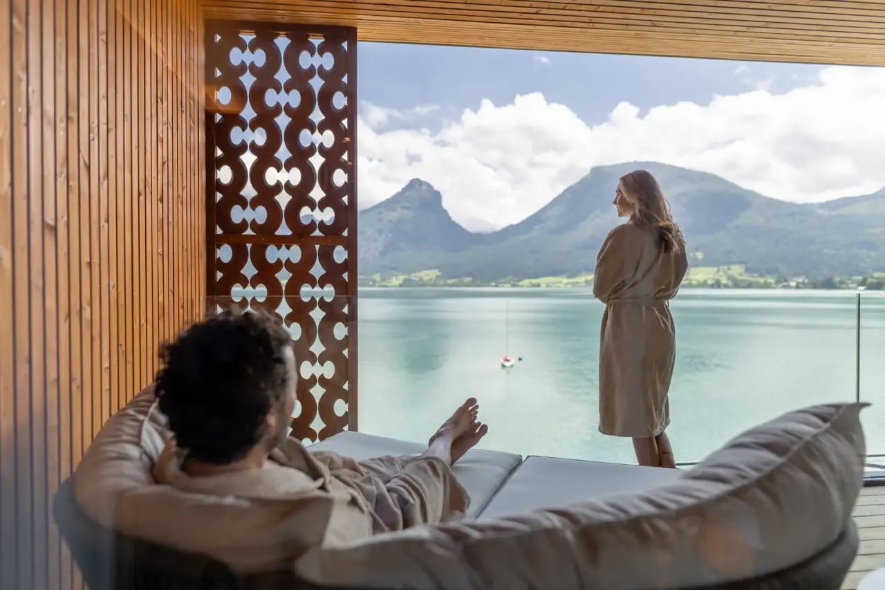 Hotel Seevilla Wolfgangsee in St. Wolfgang – Paar entspannt mit Seeblick im Bademantel | Wellnesshotel Salzkammergut