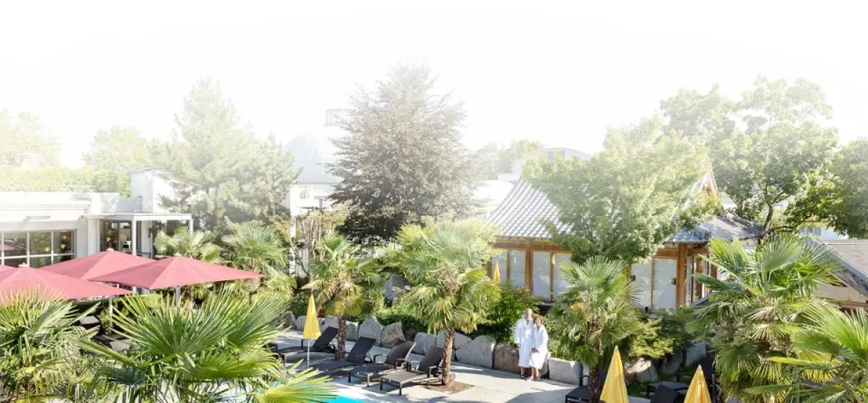 Vita Classica Therme in Bad Krozingen – Sonniger Außenbereich mit Palmen und Liegen | Wellnesshotel Schwarzwald