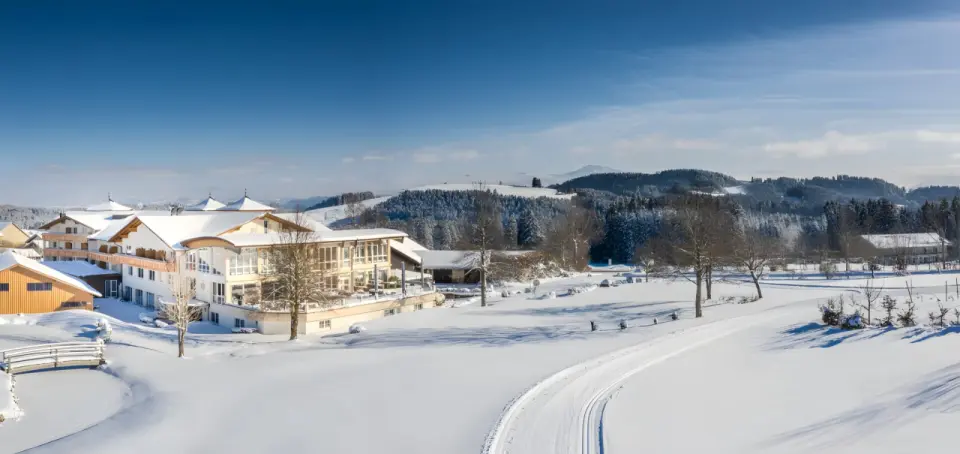 Hanusel Hof in Weitnau-Hellengerst – Hotelanlage im verschneiten Winterpanorama | Wellnesshotel Allgäu