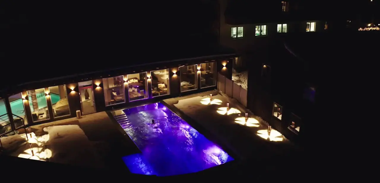 Hanusel Hof in Weitnau-Hellengerst – Beleuchteter Außenpool bei Nacht | Wellnesshotel Allgäu
