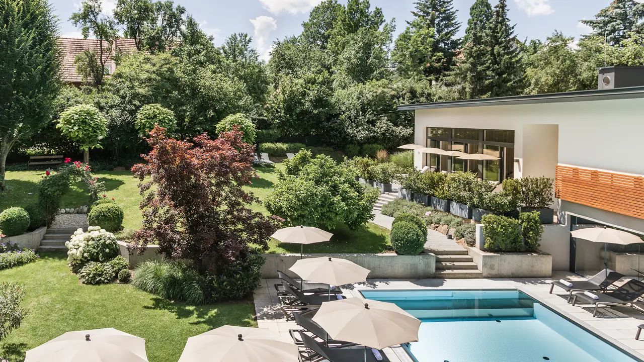 Vulkanlandhotel Legenstein in Bad Gleichenberg – Außenpool mit Liegen und Hotelgarten | Wellnesshotel Steiermark