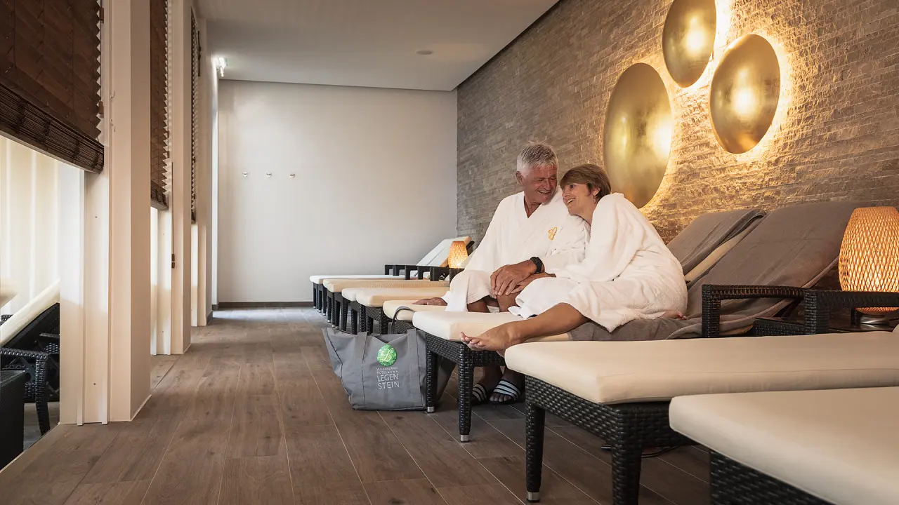 Vulkanlandhotel Legenstein in Bad Gleichenberg – Entspannungsbereich im Spa mit Gästen | Wellnesshotel Steiermark