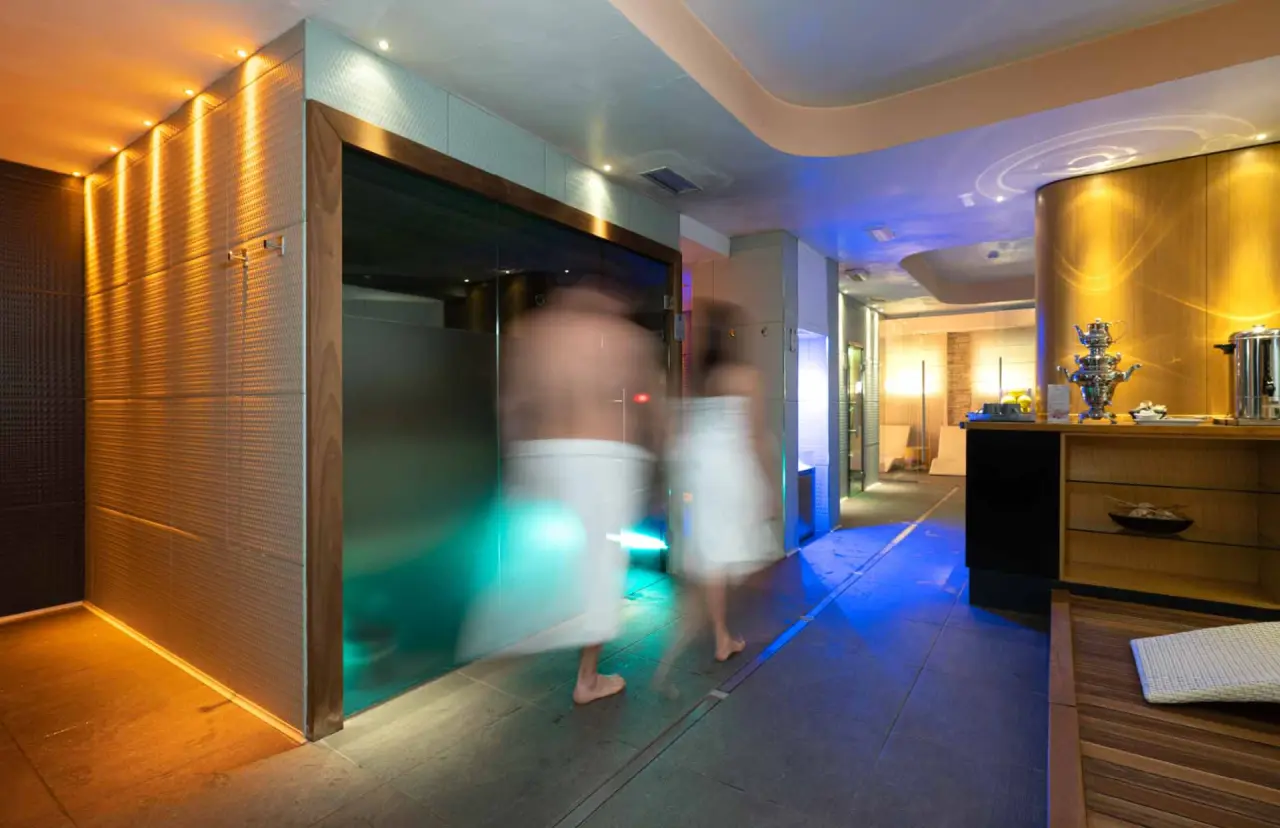 Hotel Chalet del Brenta in Madonna di Campiglio – Moderner Spa-Bereich mit farbiger Beleuchtung | Wellnesshotel Trentino