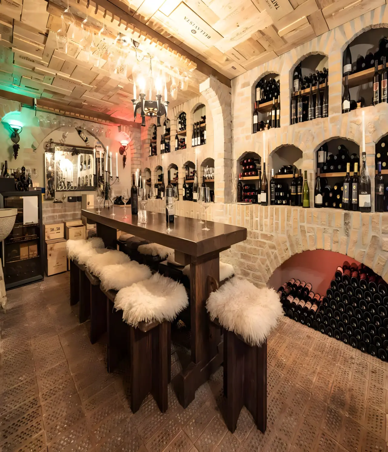 Hotel Hemizeus in Zermatt – Rustikaler Weinkeller mit Holztisch und Fellsitzen | Wellnesshotel Wallis