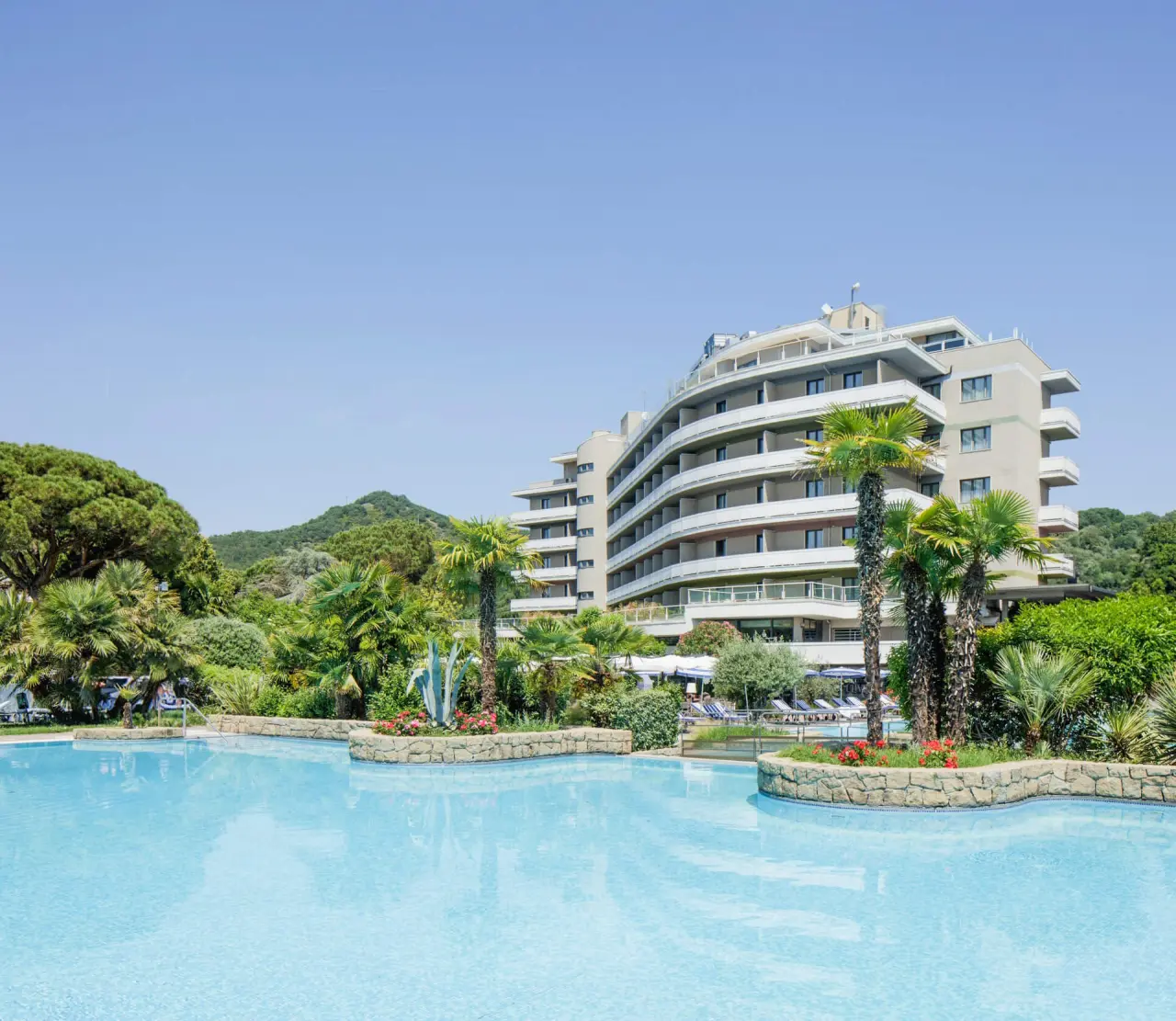 Hotel Splendid - Galzignano Resort Terme & Golf in Galzignano Terme – Modernes Hotelgebäude mit Pool und Palmen | Wellnesshotel Venetien