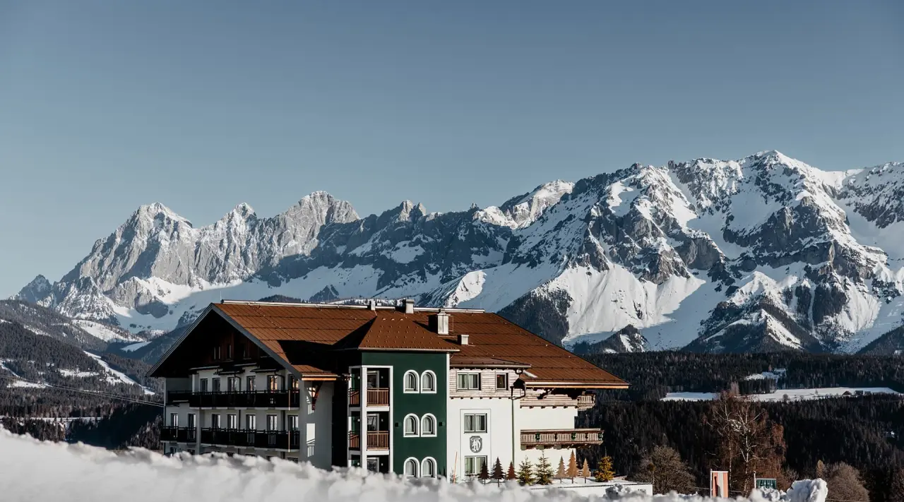 Hotel Waldfrieden in Rohrmoos Schladming – Hotelgebäude vor imposantem Bergpanorama | Wellnesshotel Steiermark