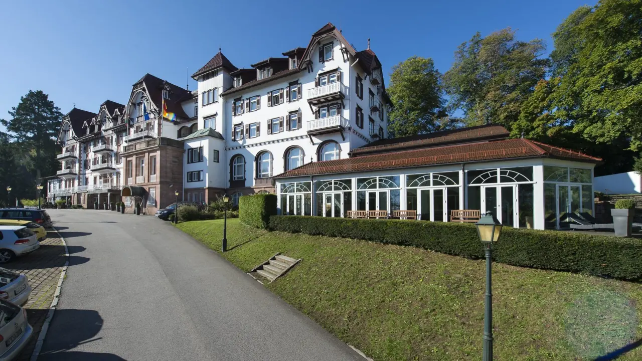Wellnesshotel Palmenwald in Freudenstadt – Elegantes Hotelgebäude mit Gartenanlage | Wellnesshotel Schwarzwald