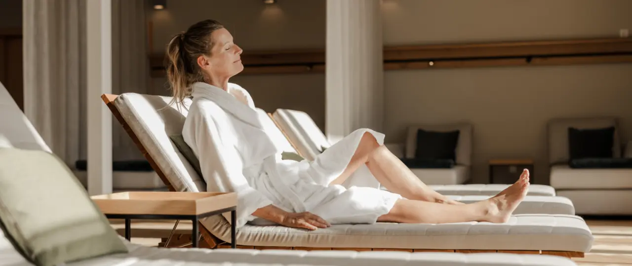 Hotel Annelies in Ramsau am Dachstein – Entspannungsbereich mit Liegen und Gast im Bademantel | Wellnesshotel Dachstein