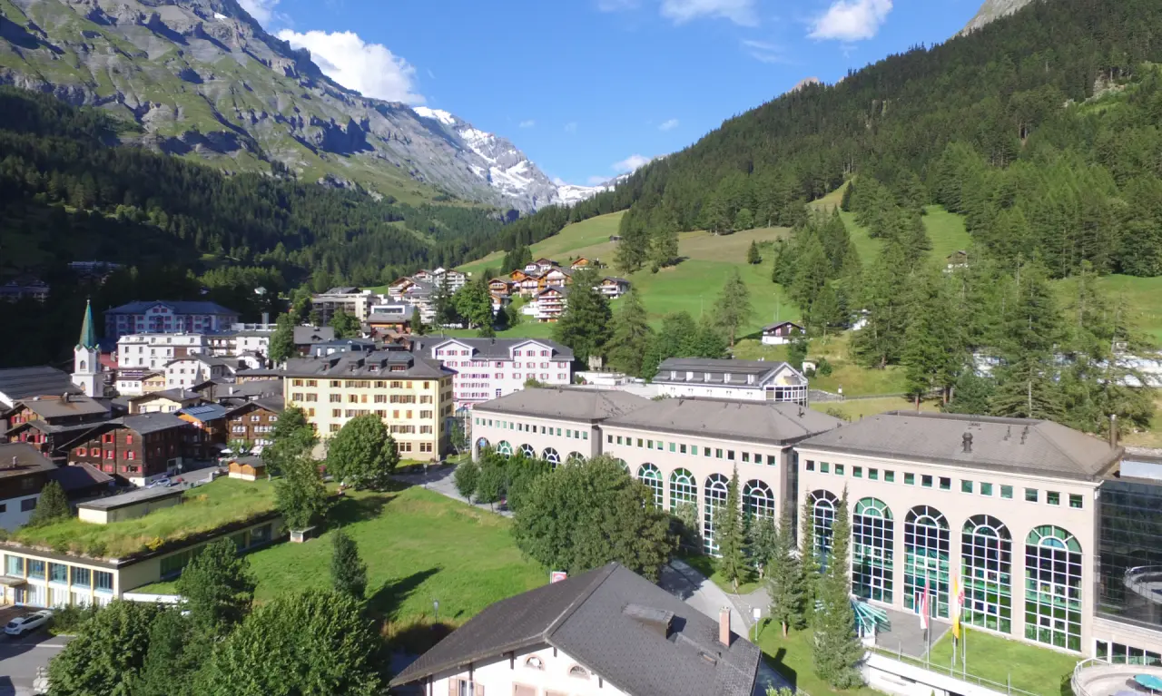Thermalhotels and Walliser Alpentherme & SPA Leukerbad in Leukerbad – Panoramablick auf das Hotel und Dorf | Wellnesshotel Wallis
