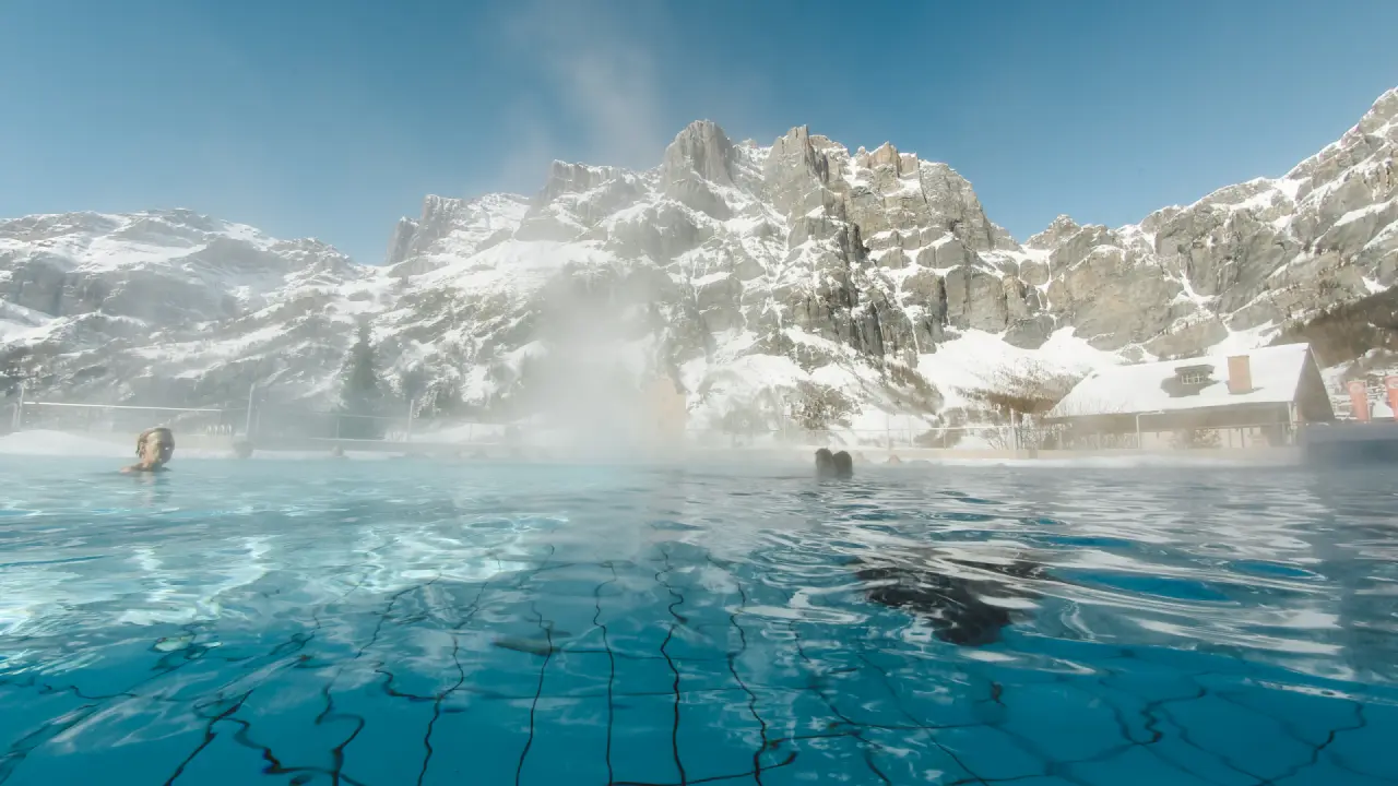 Thermalhotels and Walliser Alpentherme & SPA Leukerbad in Leukerbad – Thermalbad mit Blick auf verschneite Berge | Wellnesshotel Wallis