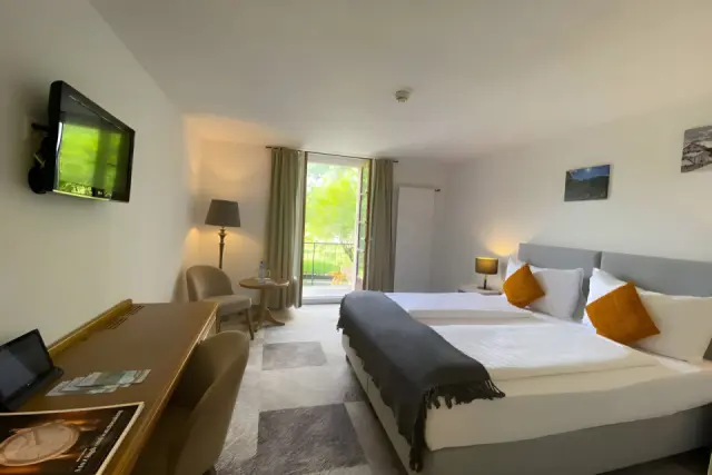 Thermalhotels and Walliser Alpentherme & SPA Leukerbad in Leukerbad – Helles Doppelzimmer mit Balkon | Wellnesshotel Wallis
