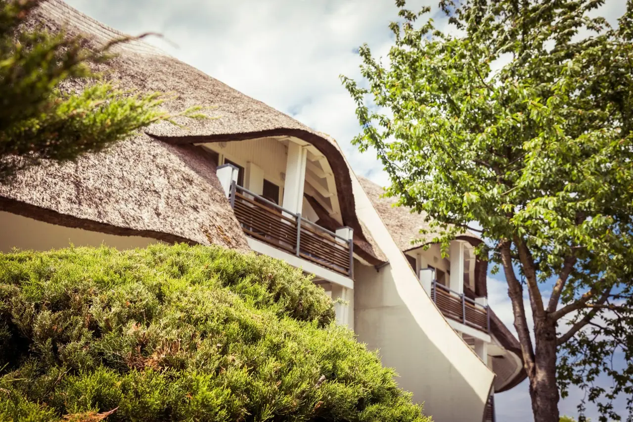 Hotel Solthus am See in Ostseebad Baabe – Reetgedecktes Hotelgebäude im Grünen | Wellnesshotel Ostseeküste