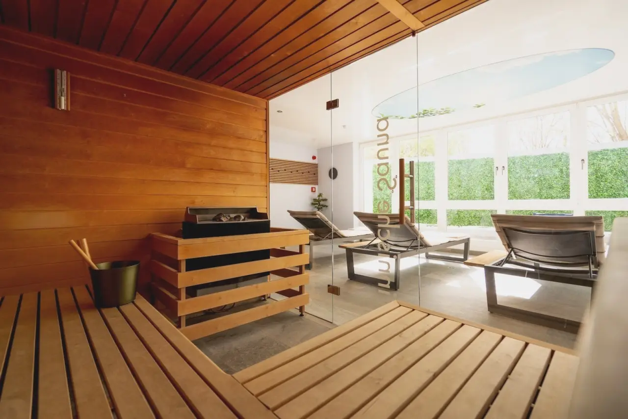 Hotel Solthus am See in Ostseebad Baabe – Moderne Sauna mit Blick auf Ruheraum | Wellnesshotel Rügen