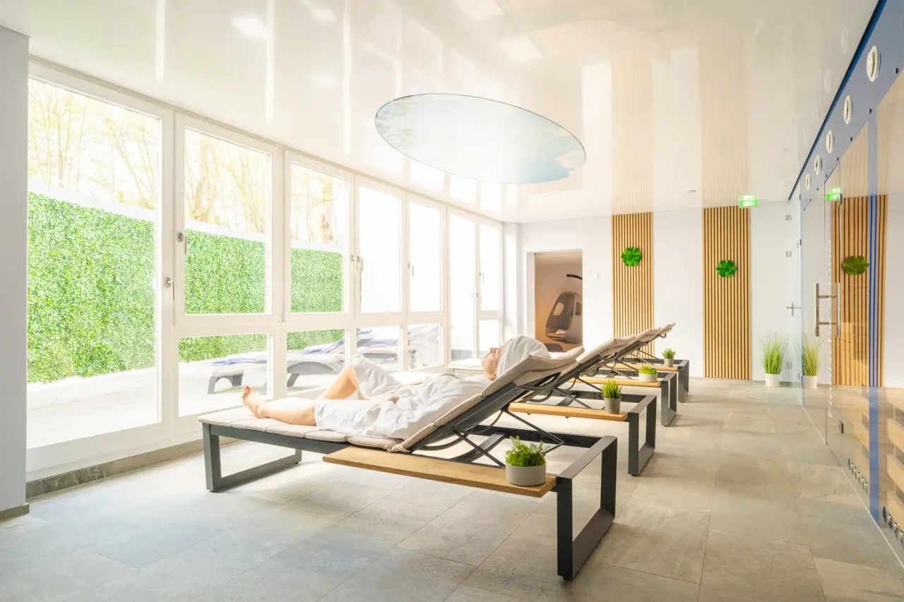 Hotel Solthus am See in Ostseebad Baabe – Heller Ruheraum mit Liegen im Wellnessbereich | Wellnesshotel Rügen