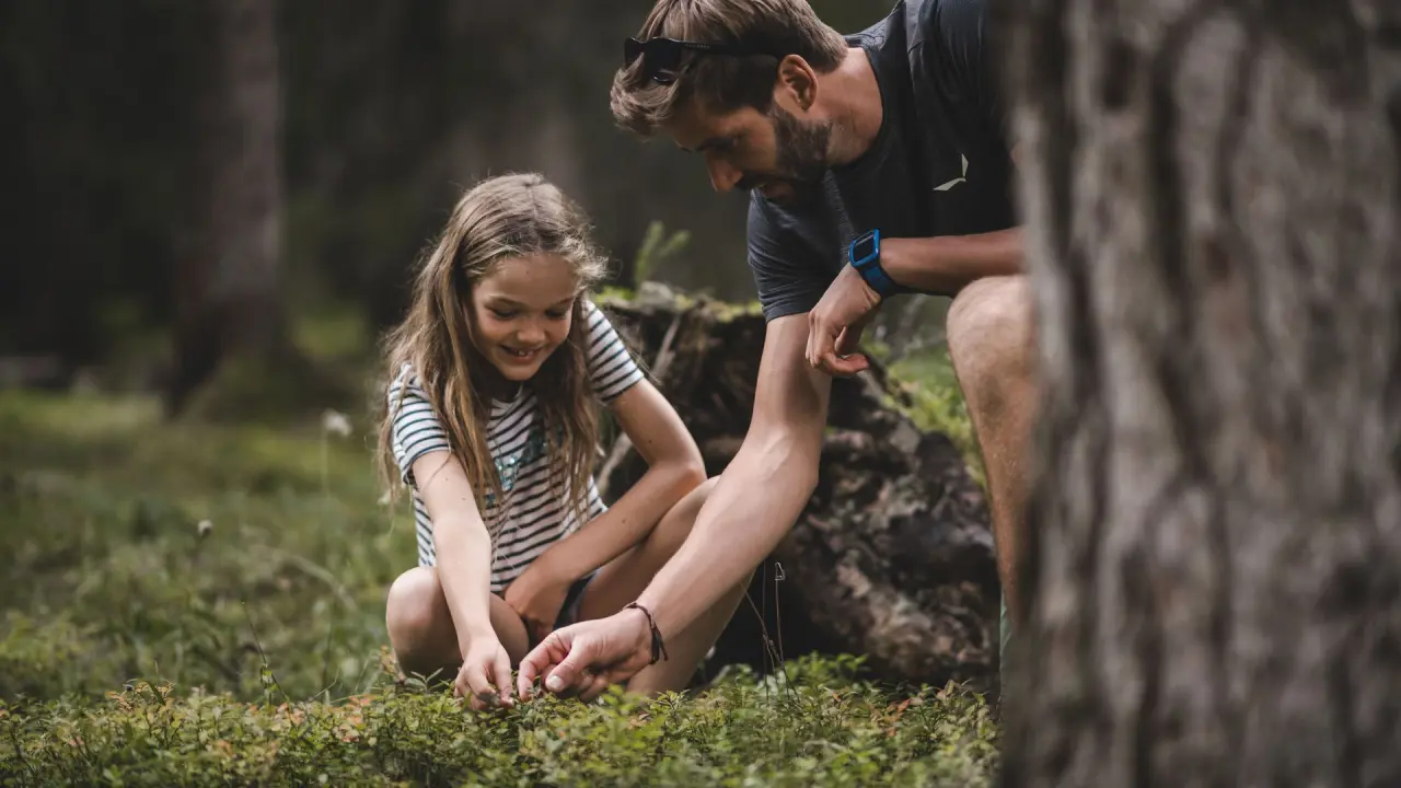 Ferien- & Wellness Hotel Windschar in Gais – Vater und Tochter beim Entdecken im Wald | Wellnesshotel Südtirol