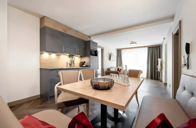 Hotel Regina in Sölden – Geräumiges Apartment mit Esstisch und Wohnbereich | Wellnesshotel Tirol