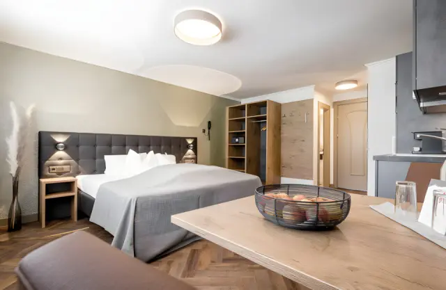 Hotel Regina in Sölden – Komfortables Schlafzimmer mit Doppelbett und moderner Einrichtung | Wellnesshotel Tirol