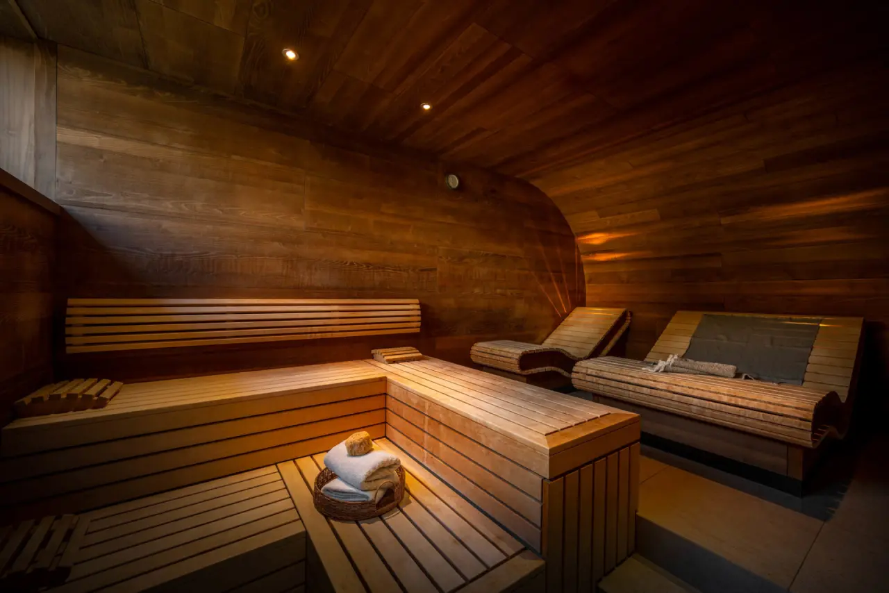 Hotel Verwall in Gaschurn – Moderne Holzsauna mit bequemen Liegeflächen | Wellnesshotel Montafon
