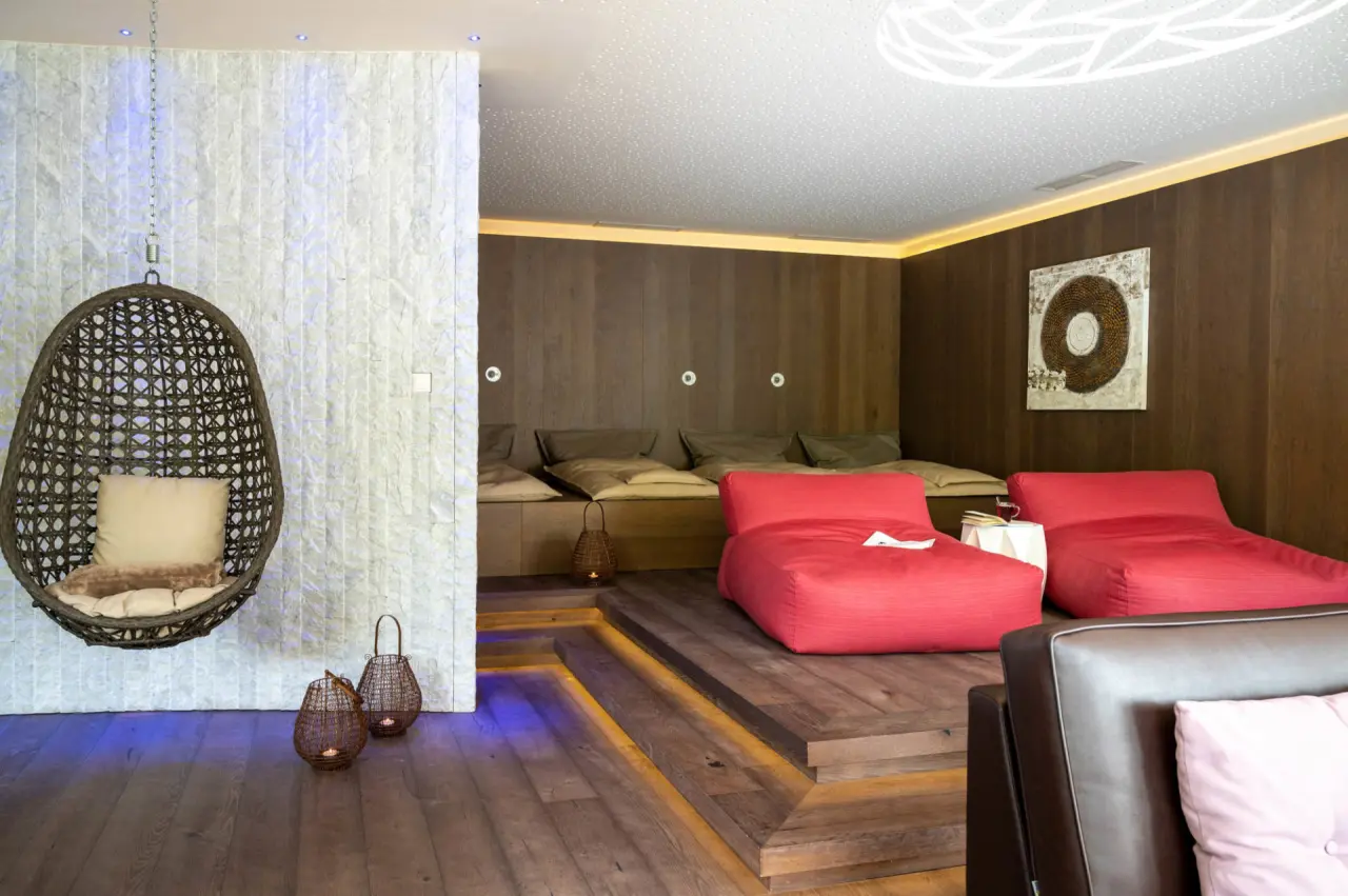 Hotel Verwall in Gaschurn – Entspannungsraum mit Hängesessel und Liegeflächen | Wellnesshotel Montafon
