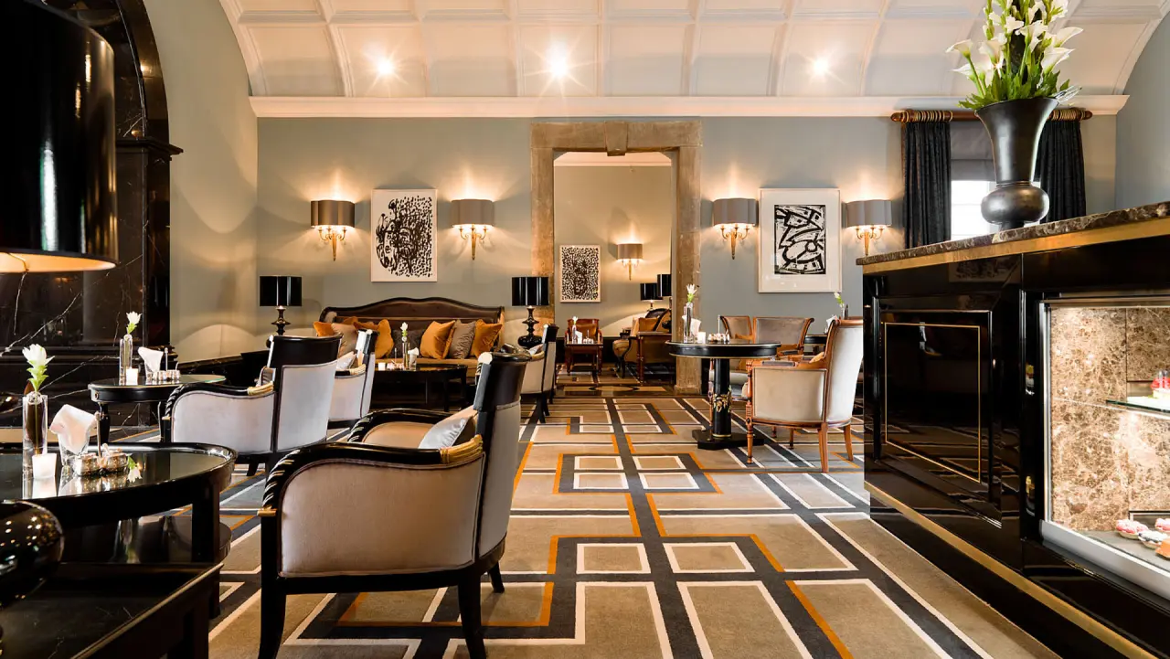 Althoff Grandhotel Schloss Bensberg in Bergisch Gladbach – Elegante Hotelbar und Lounge mit stilvoller Einrichtung | Wellnesshotel Rheinland