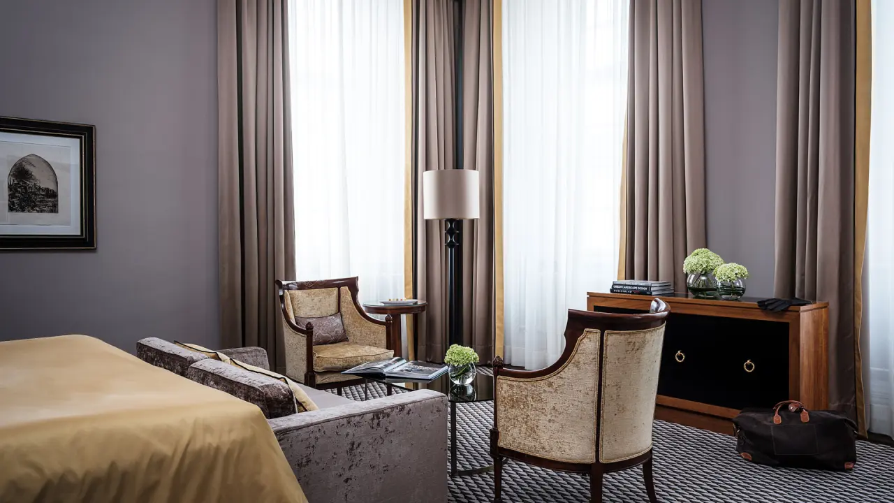 Althoff Grandhotel Schloss Bensberg in Bergisch Gladbach – Komfortables Hotelzimmer mit eleganter Sitzecke | Wellnesshotel Rheinland
