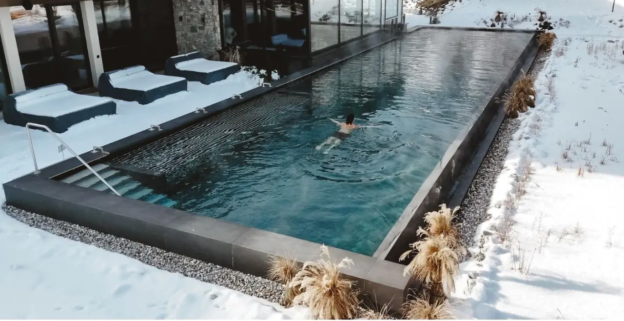 Sport- und Wellnesshotel Held****s in Fügen – Beheizter Infinity-Außenpool im Schnee | Wellnesshotel Zillertal